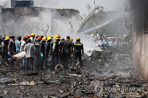 에어인디아 여객기 추락 현장 [로이터=연합뉴스]